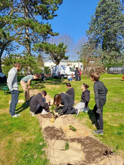 Plantation d'arbres champêtres au collège Olympe de Gouges, Association Campagnes Vivantes 82