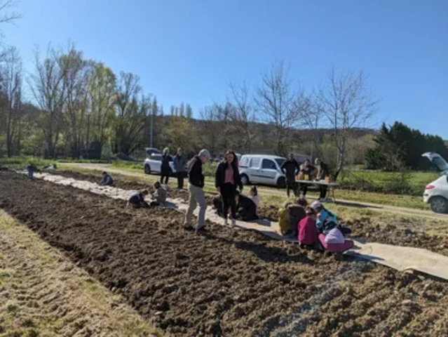 Sensibils'haie, plantation avec les élèves de Comberouger, Association Campagnes Vivantes 82