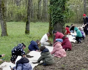 Plantation d'une haie champêtre avec les élèves de Caussade, Association Campagnes Vivantes 82, crédit photo Jean-Marc Barloy DDM