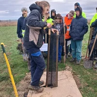 Plantation d'arbres champêtres et fruitiers à Saint-Sardos aux côtés de l'Association A croquer