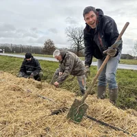 Plantation de haies champêtres à La Ferme du Ramier par les apprentis du Lycée Capou et les bénévoles de l'association Campagnes Vivantes 82