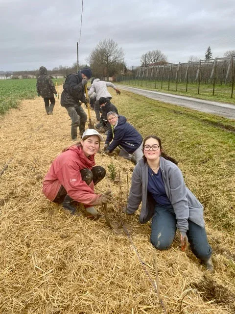 Plantation de haies champêtres à La Ferme du Ramier par les apprentis du Lycée Capou et les bénévoles de l'association Campagnes Vivantes 82