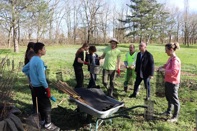 Plantation d'une haie champêtre, Parc de Clairefont, Photo : Ville de Castelsarrasin